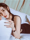[Toutiao headline goddess] April 8, 2018 Feng Xuejiao 2m white sofa(28)